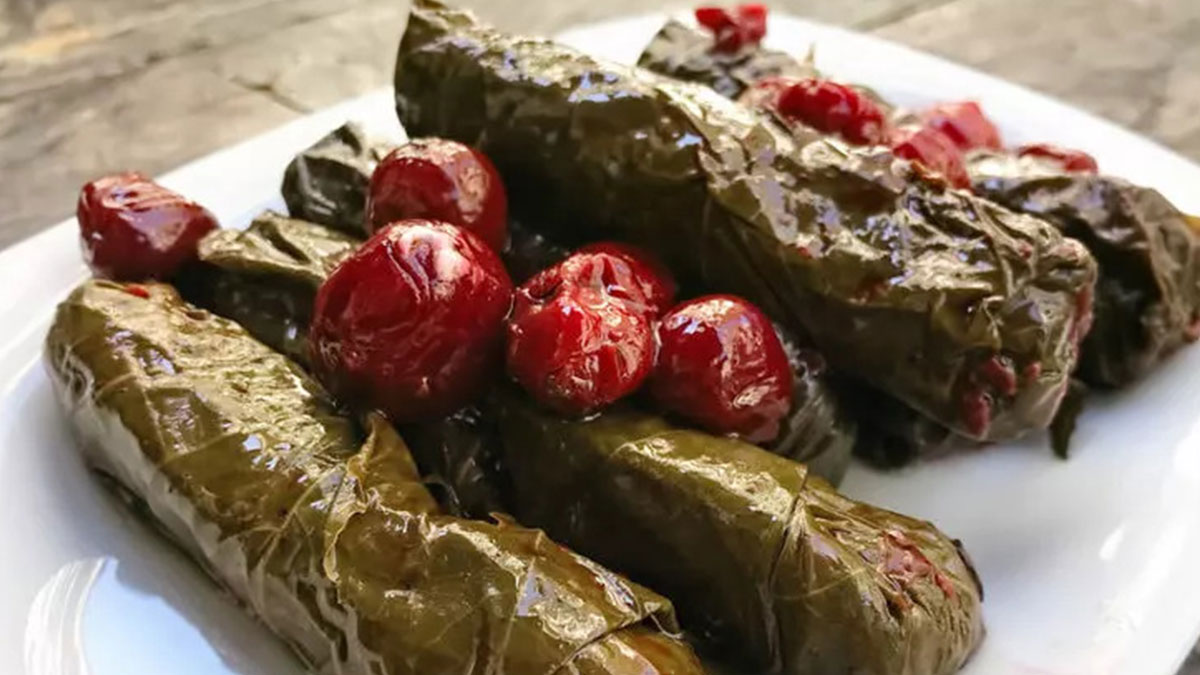 Sarmanın tiryakisi olacaksınız! Çöpe atmayın, tencereye atın... Ne üzüm, ne lahana...