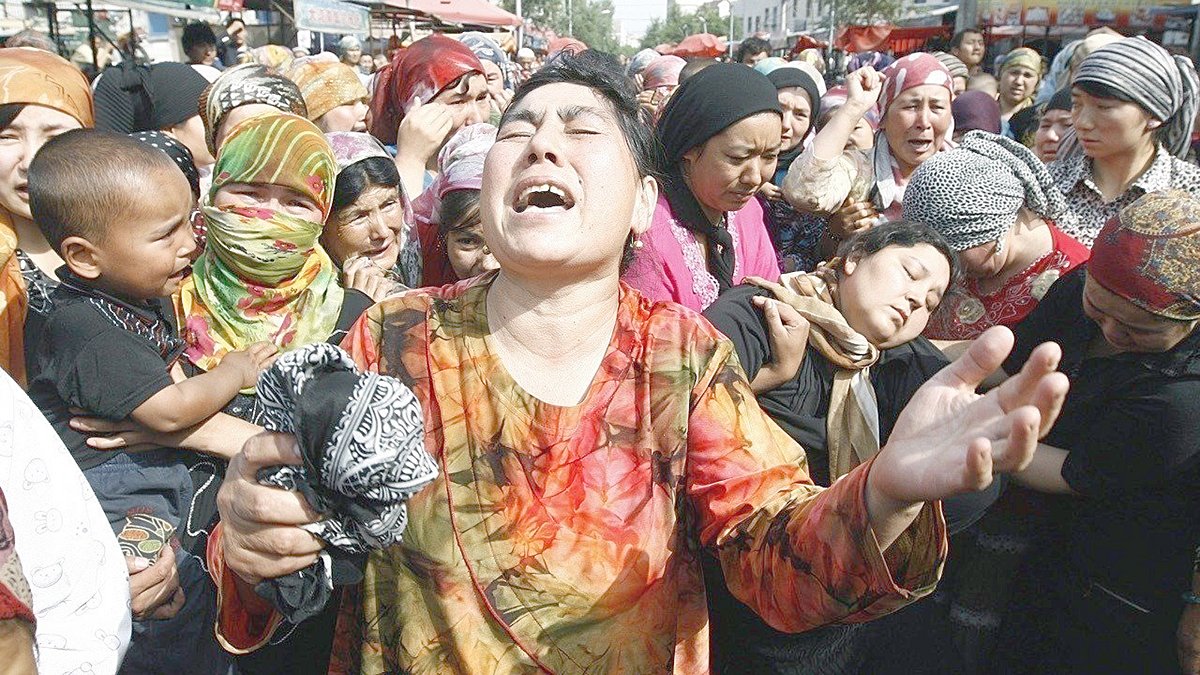 Pekin Uygurları aileleriyle tehdit edip bilgi toplamalarını istiyor: Zoraki casusun ardında Çin gölgesi