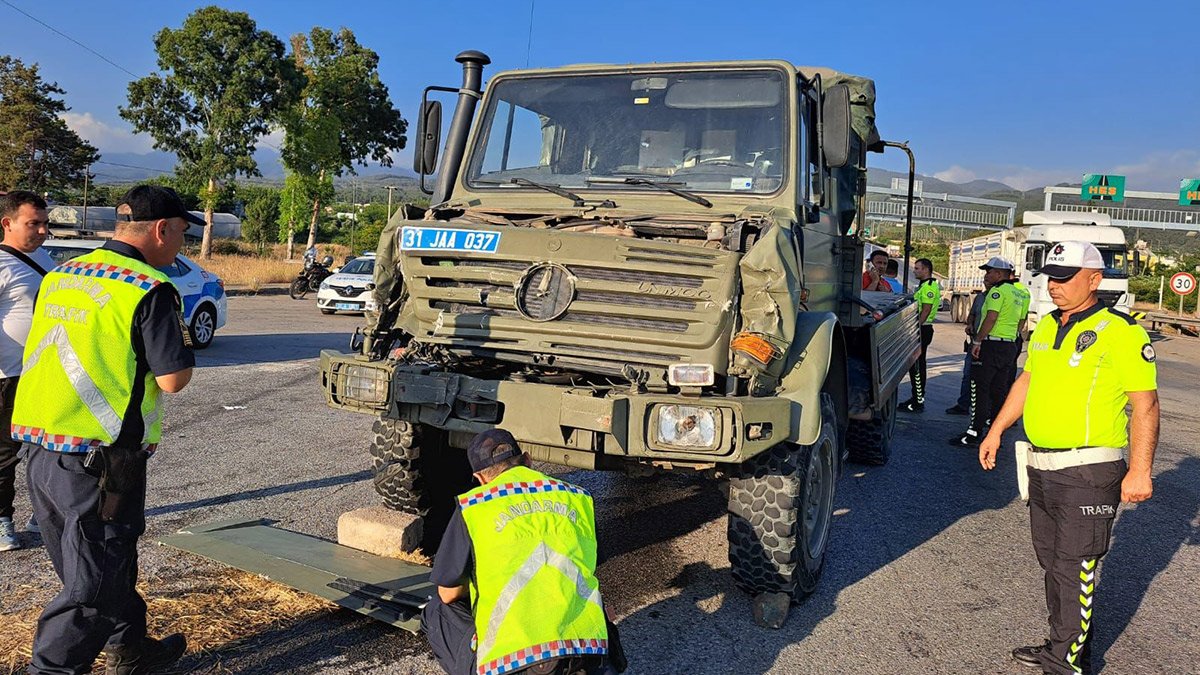 Askeri araç tıra çarptı: 10 asker yaralı