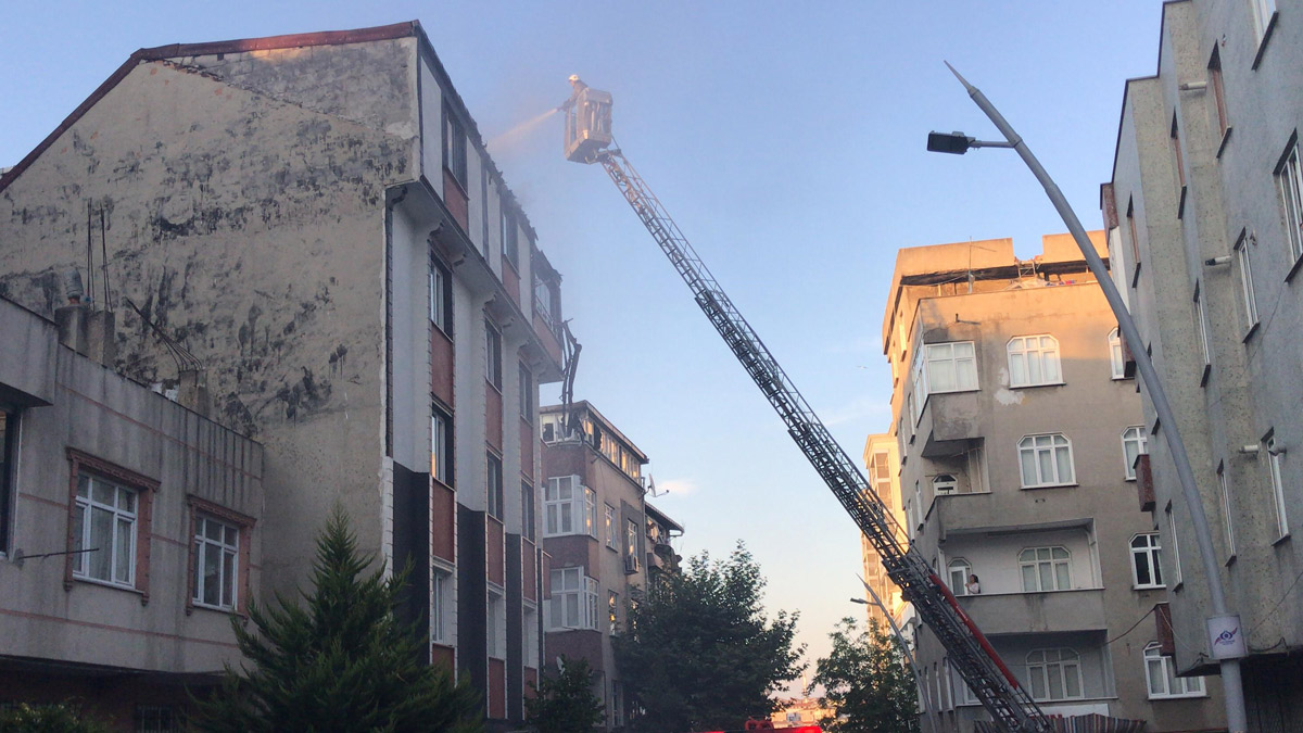 Sultangazi'de apartmanda yangın