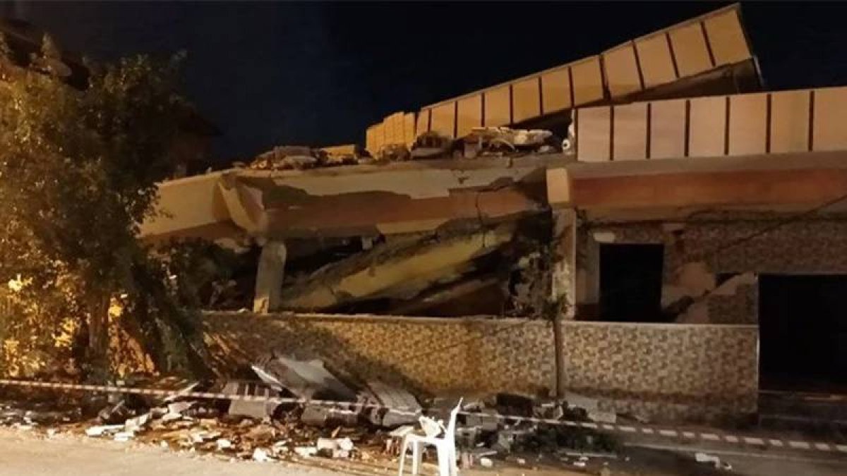 Hatay'da depremlerde ağır hasar alan bina çöktü