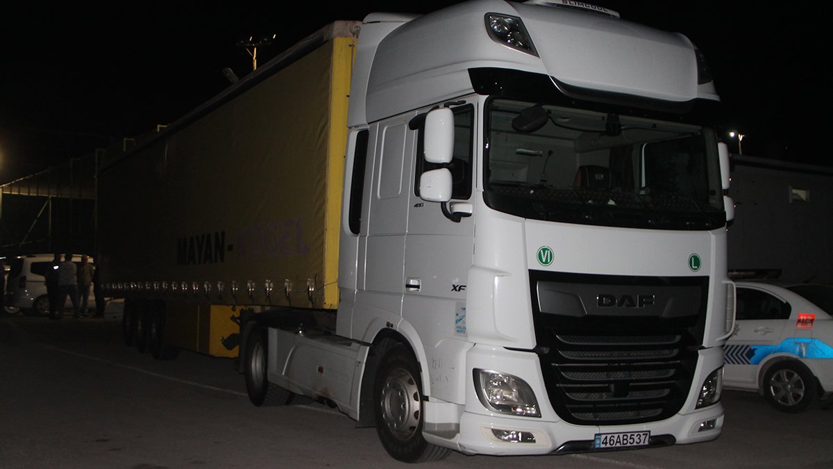 TIR'ın dorsesinde 70 kaçak göçmen yakalandı