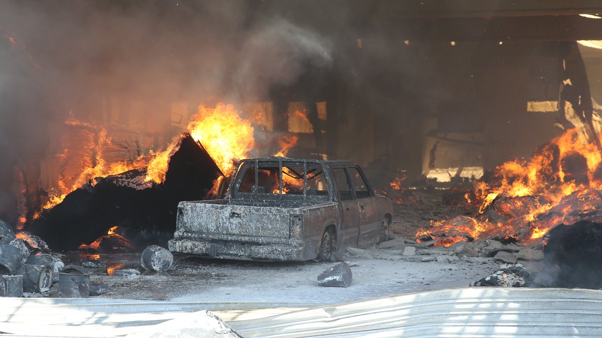 Kastamonu'da korkutan yangın: Fabrika küle döndü