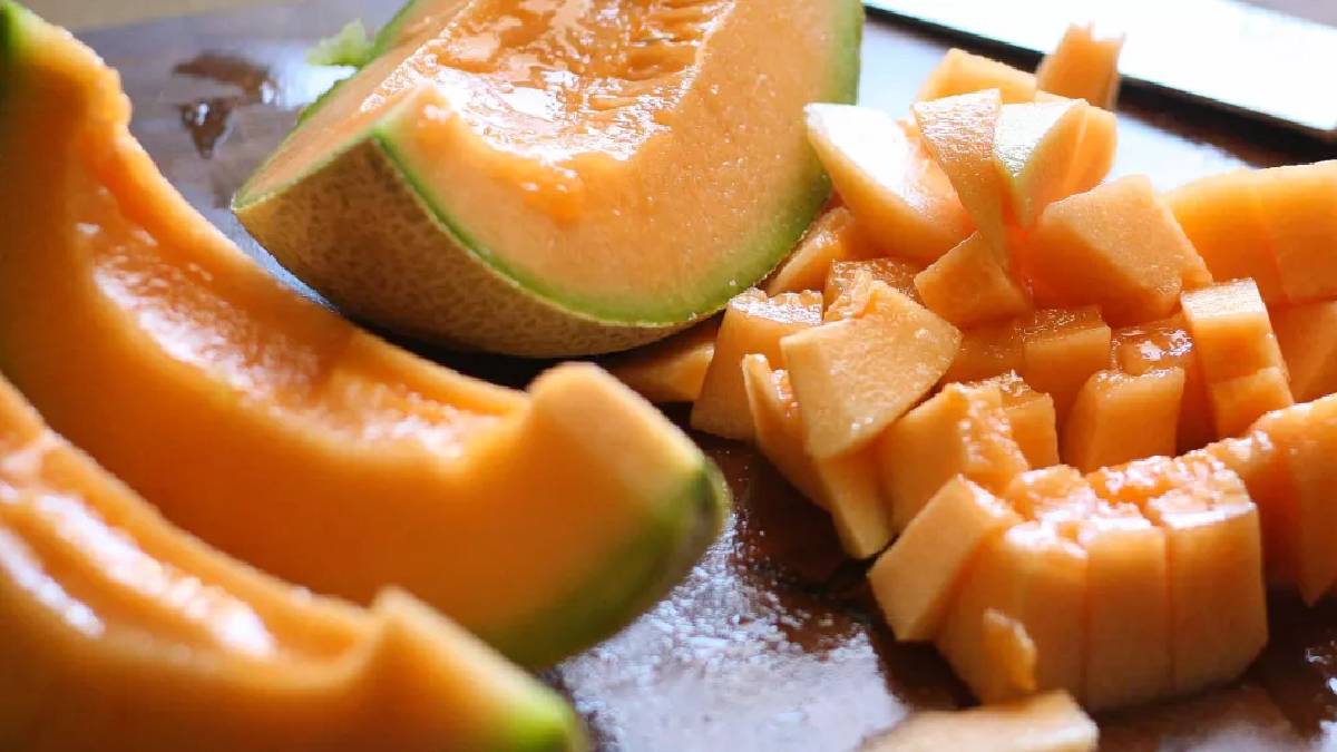 Kavun kabuklarını sakın çöpe atmayın! Herkes yanlış biliyormuş! Dışı içinden daha faydalıymış