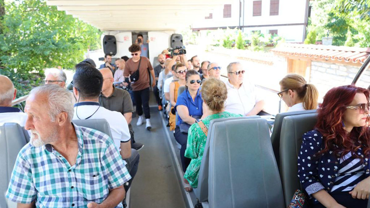 Gazeteciler tarihin kalbinde dolaştı