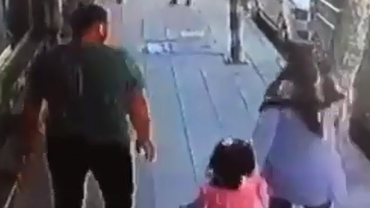 Kaldırımda yürüyen aile dehşeti yaşadı! Beton parçası baba ve kızının üzerine düştü