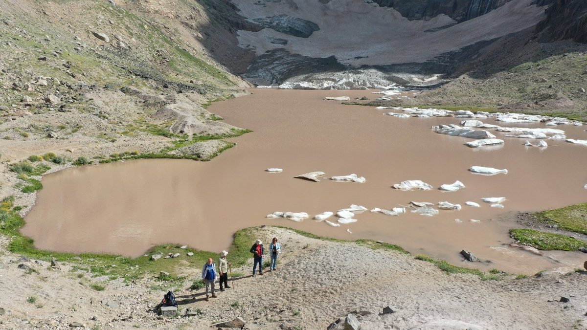 Türkiye'nin zirvesi eriyor: 3 bin metrelik buzullar parçalandı