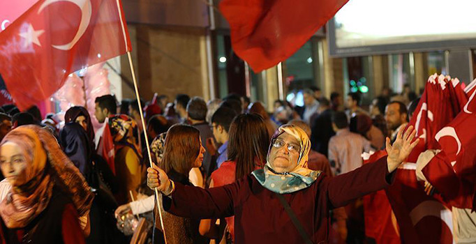 Meydanlardaki demokrasi nöbeti sürüyor