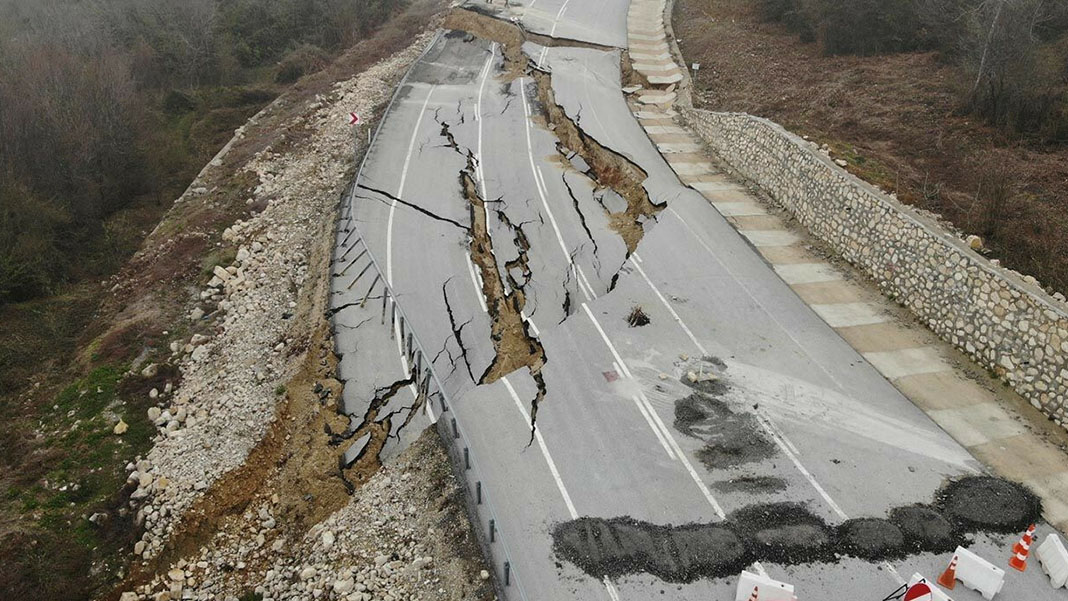 Taşkın şiddetini artırıyor deprem risk analizi yok: Karadeniz sahil yolu için çarpıcı rapor
