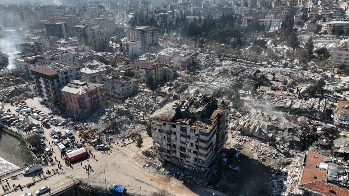 DEVA Partisi'nden Hatay'a ziyaret: Şehir toz, duman, hastalık içinde