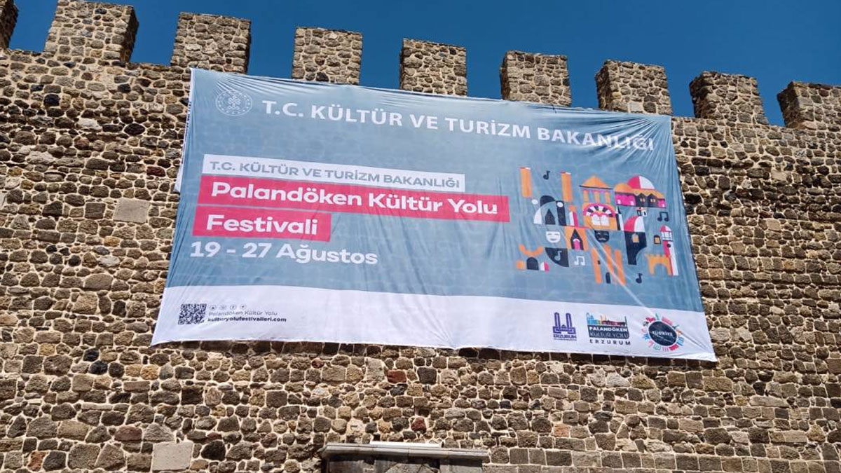 Bakanlık, 2 bin 500 yıllık tarihi kaleye çiviyle afiş astı