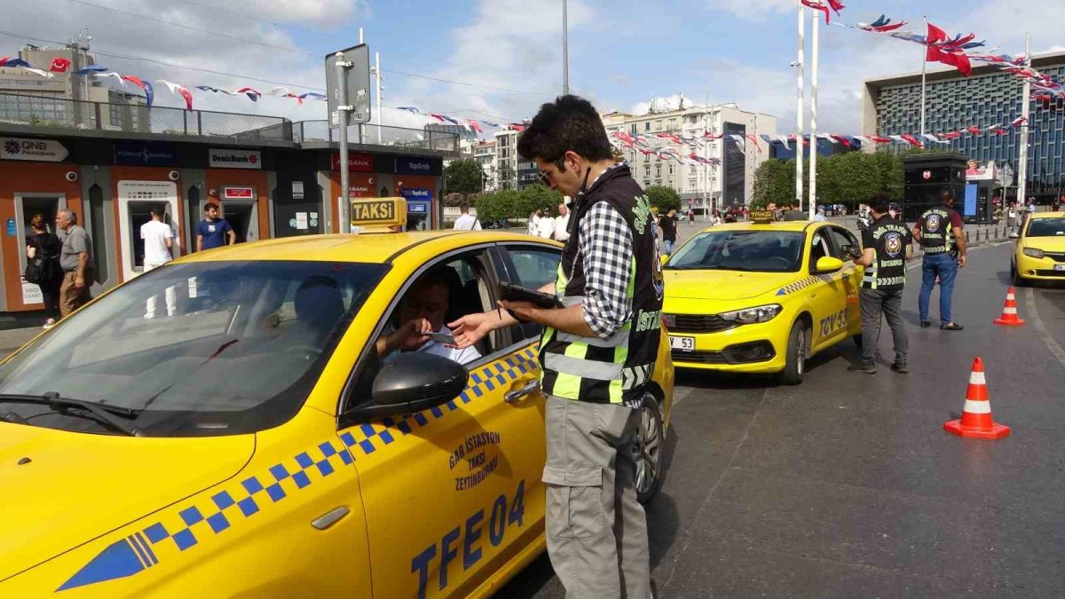 İstanbul'da taksi denetimi: Yolcu seçen 4 araca trafikten men cezası