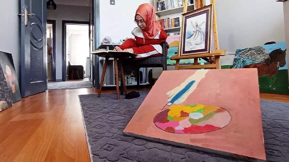 Ayağıyla sanat eseri çiziyor! Kollarını kaybetmişti