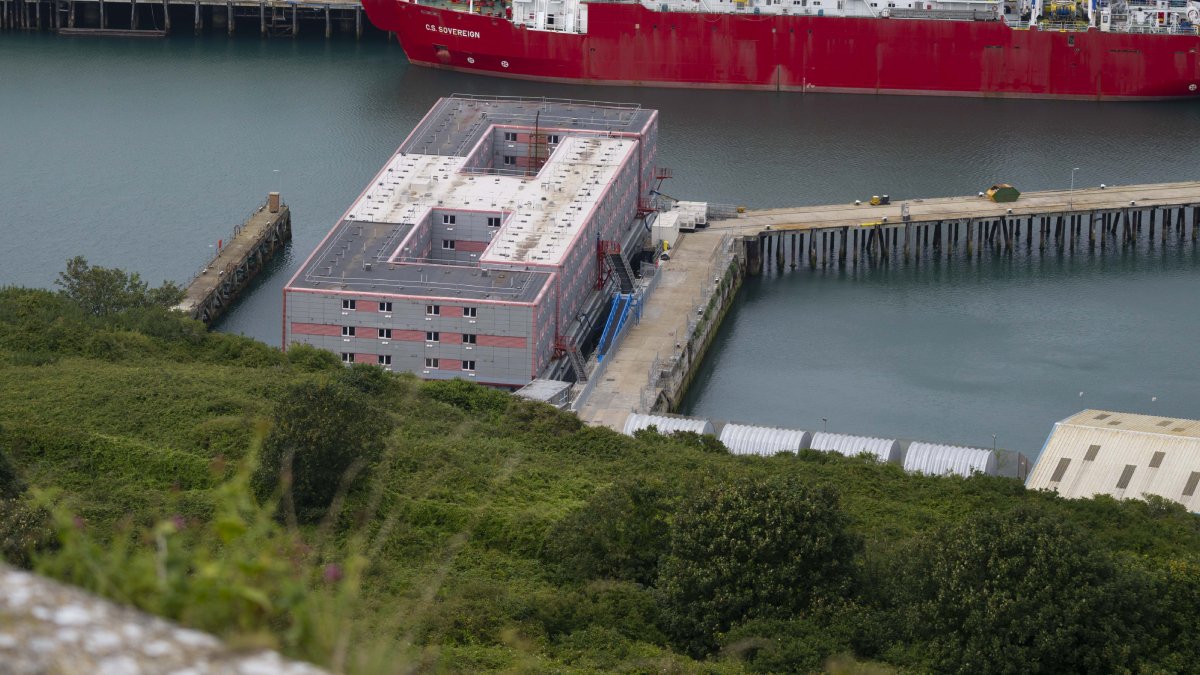 Lejyonella bakterisini hesap edemediler: İngiltere’nin ‘göçmen kafesi’ planı kısa sürdü