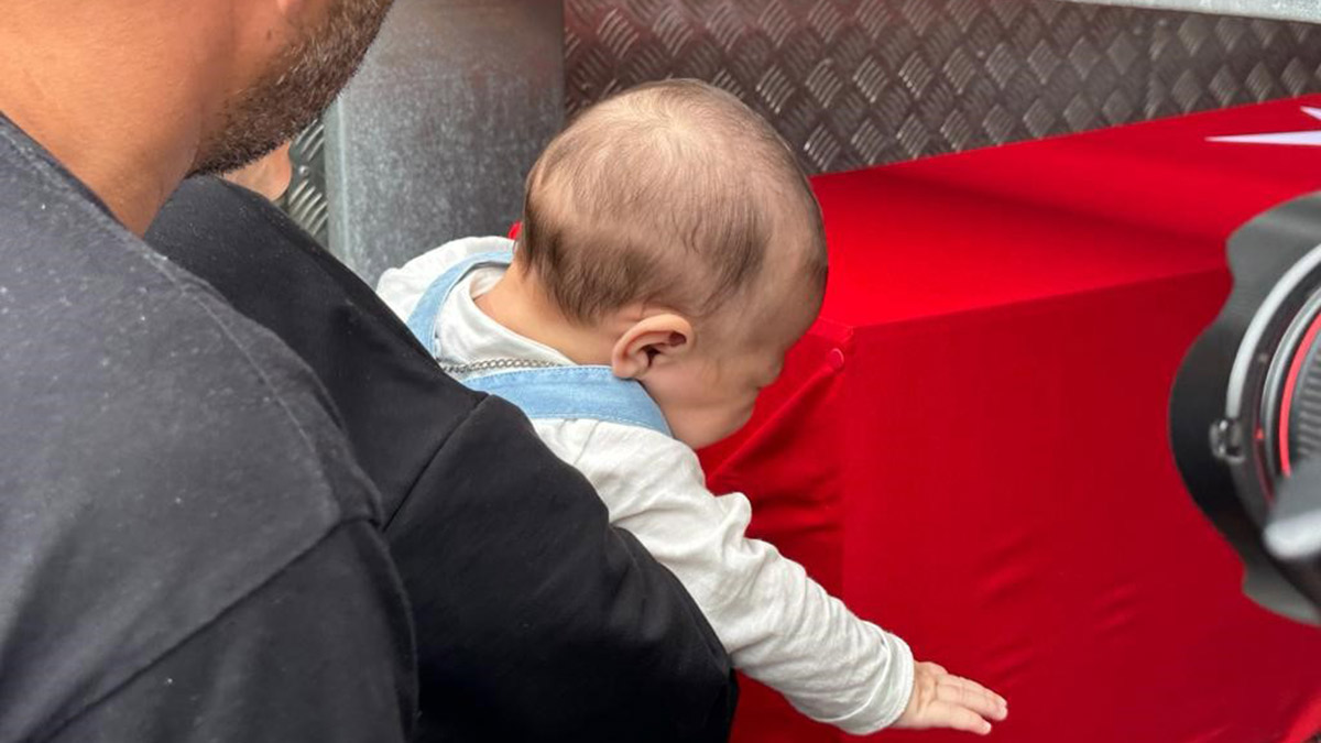 Türkiye şehitlerine ağladı! 6 aylık bebekten babasına veda