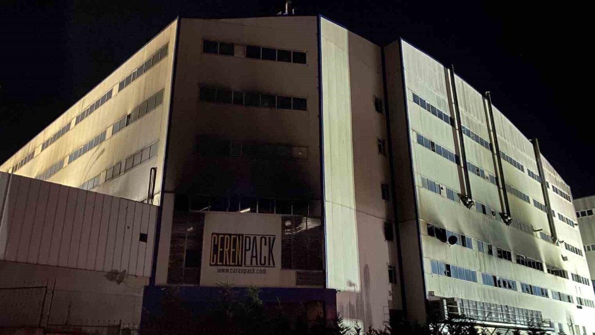 Arnavutköy'deki fabrika yangını 20 saat sonra kontrol altında