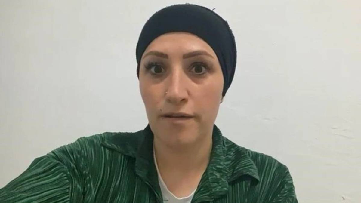 Kocası aracın arkasında gizlice onu izliyordu! Tam saldıracaktı ki... Kadın çantasından çıkardığı gibi...