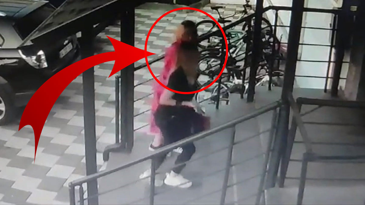 Teyzesiyle apartmana giren genç kızın gözüne bir şey çarptı... Eline aldığı gibi...