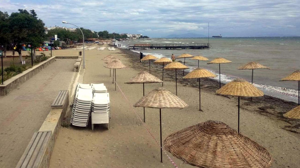 Fırtına uyarısı tüm plajları kapattırdı