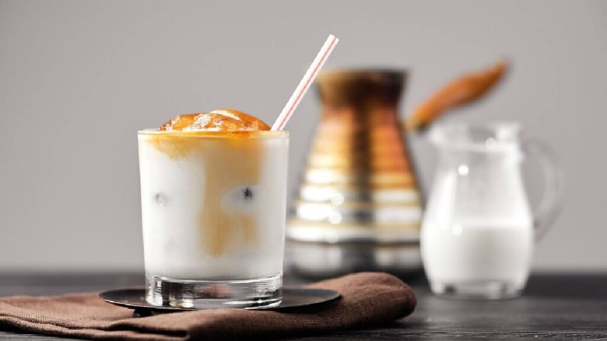 Yaz ayların vazgeçilmezi soğuk kahveyi bir de Türk kahvesi ile deneyin! Diğer kahvelere taş çıkartır, üstelik dakikalar içinde..