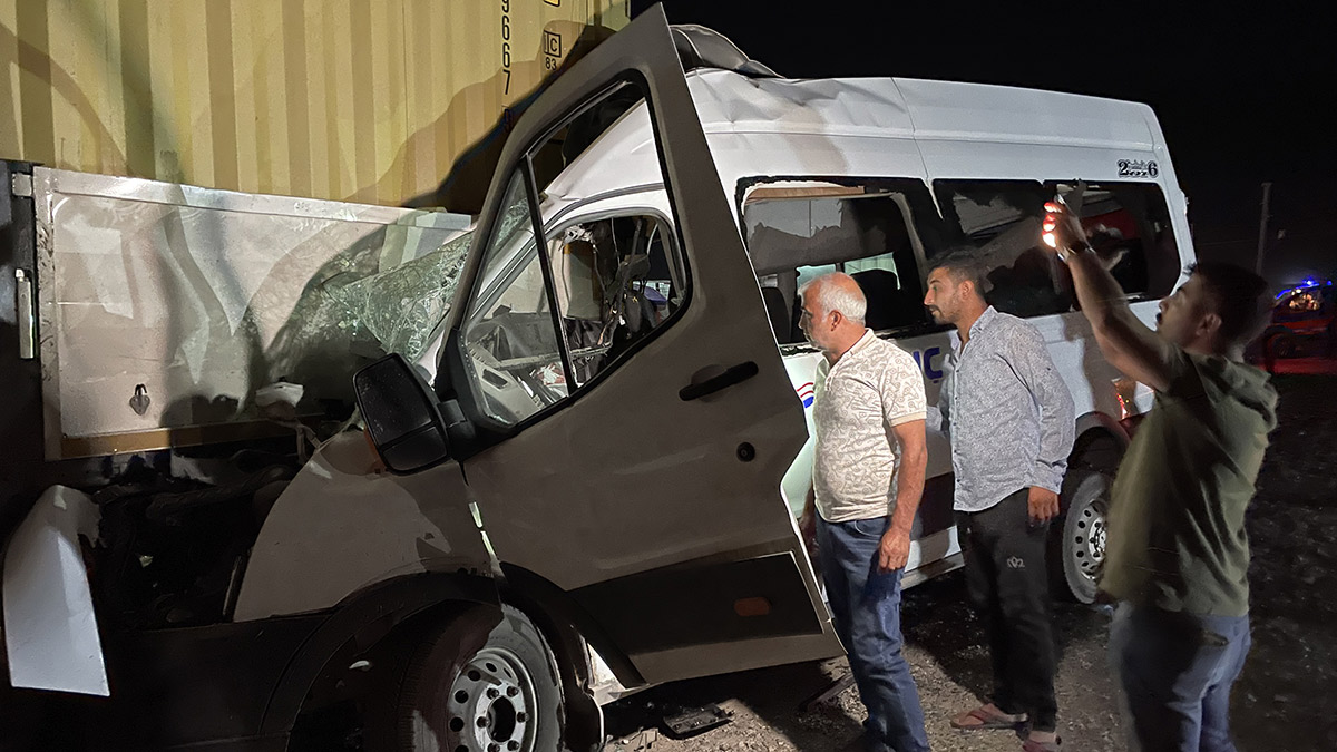 İşçi servisi tıra ok gibi saplandı!  1 ölü, 7 yaralı