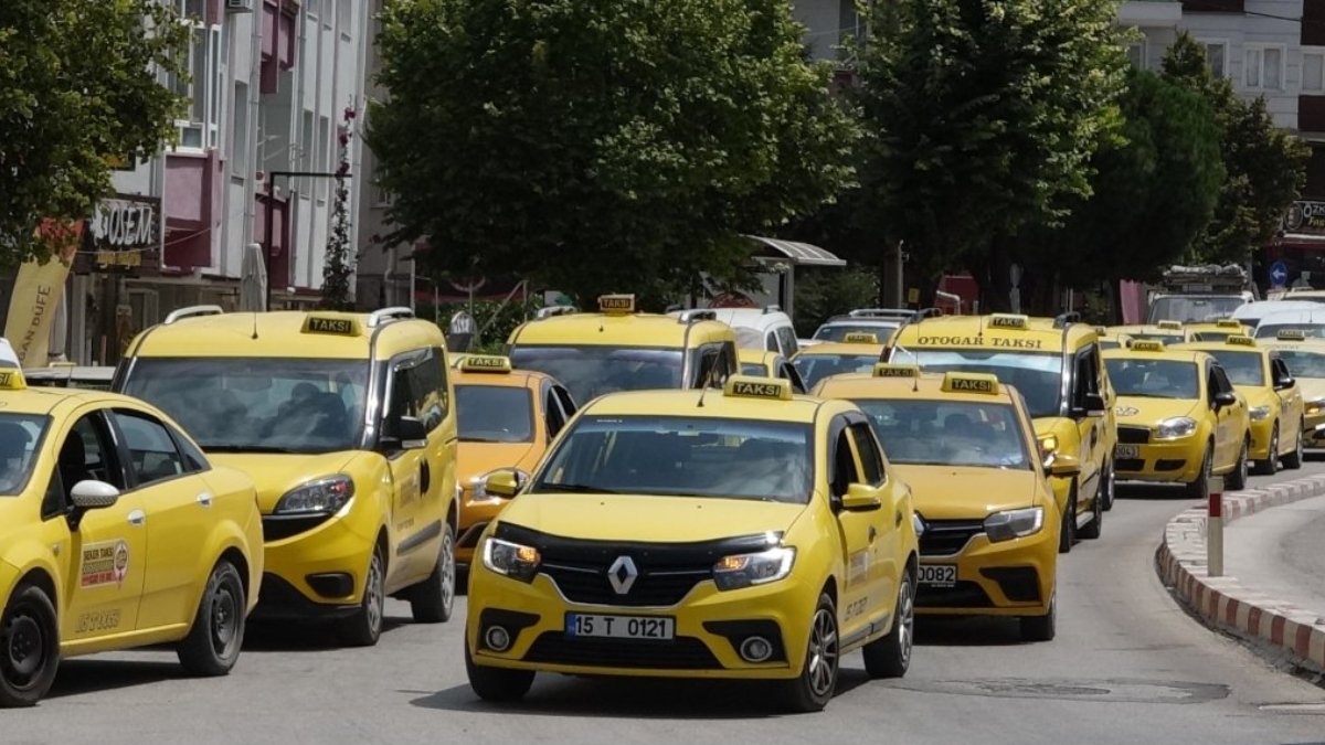 Taksiciler akaryakıt zamlarına karşı kontak kapattı: Cebimize para kalmıyor, hepsi yakıta gidiyor
