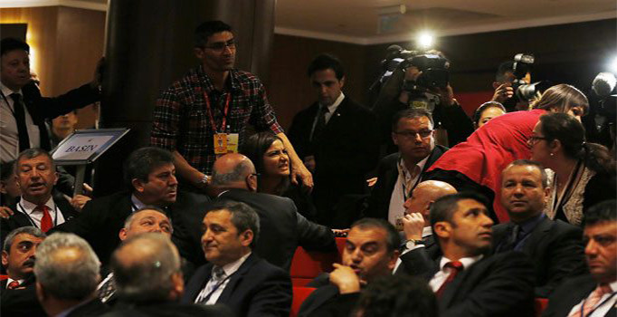 Davutoğlu'nun toplantısında yer kavgası