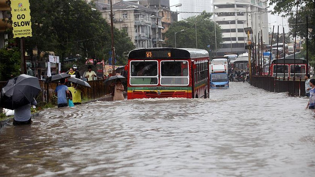 Hindistan, muson yağmurları ile felaketi yaşıyor: Ölü sayısı 72'ye yükseldi