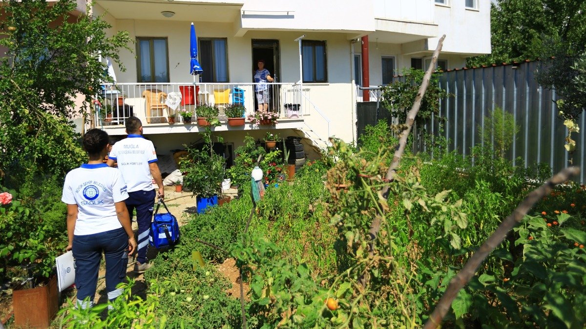 Vatandaşların sağlığı için Büyükşehir ekipleri evlere misafir oluyor