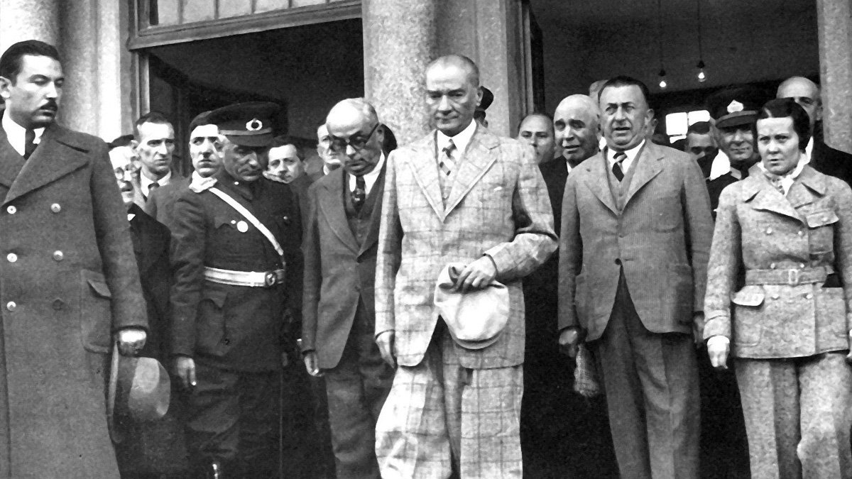 Atatürk’ün fotoğraflarındaki gizli detay ortaya çıktı! Eli hep sağ göğsünde… Nedeniyse...