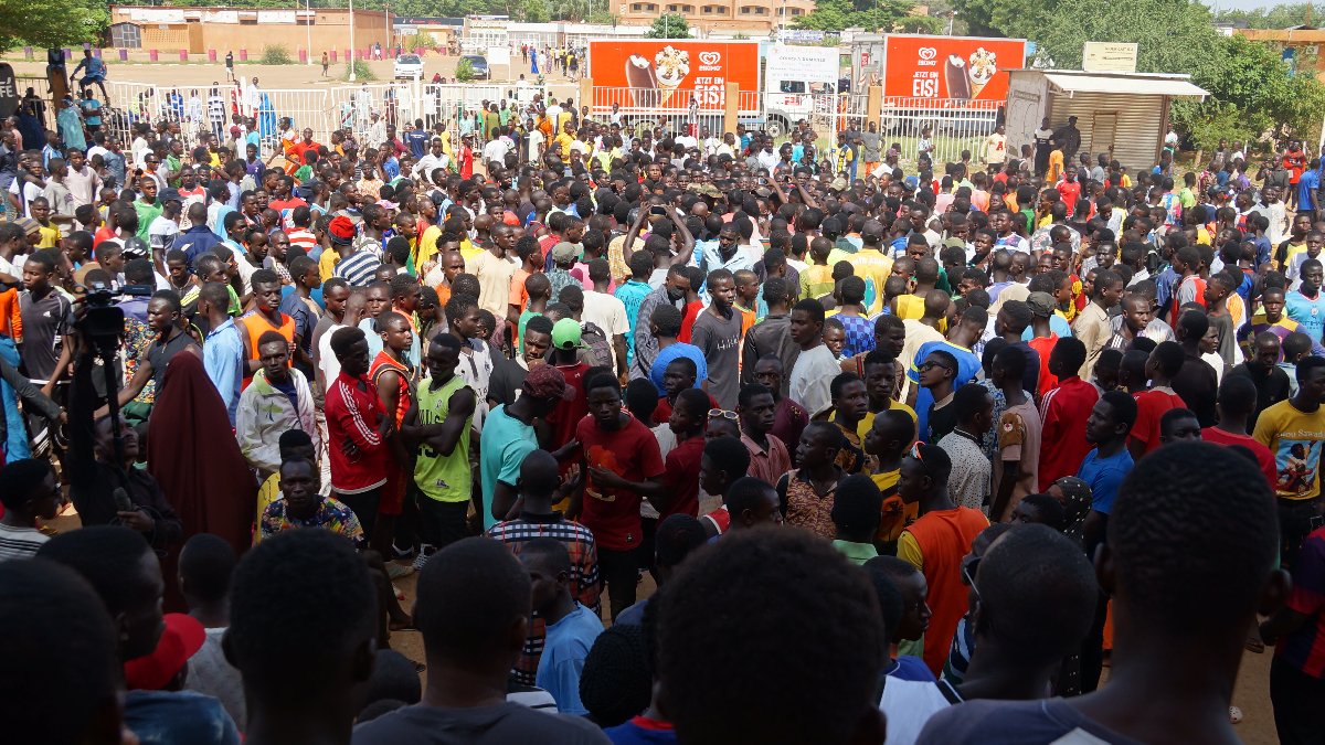 Batı Afrika’da savaş hazırlığı: Binlerce Nijerli orduya katılmak için seferber oldu