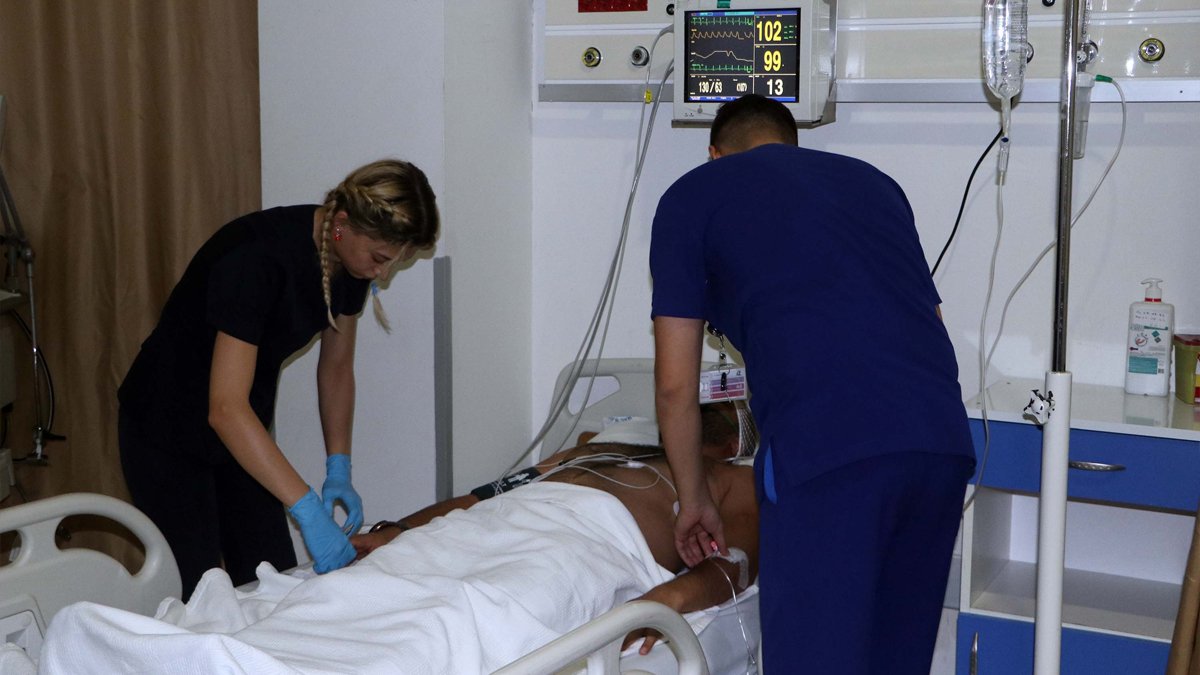 Sağlıkta şiddet durmuyor! Hasta yakınlarının demir sopayla saldırdığı doktor yoğun bakımda