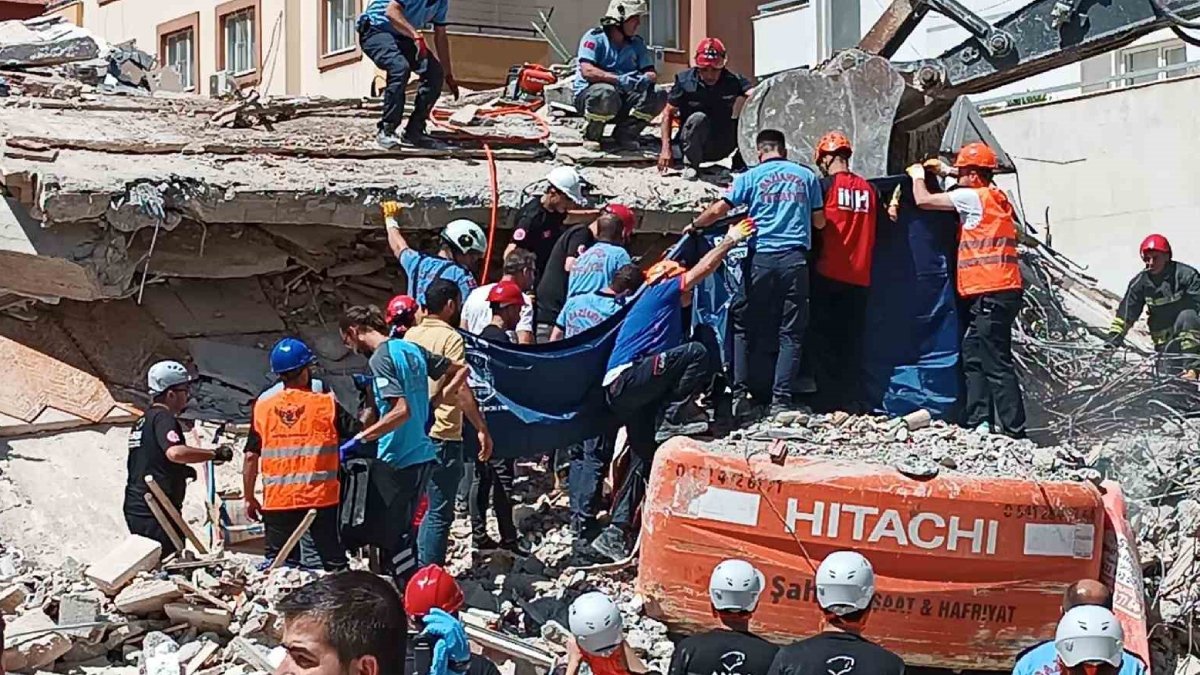 Hasarlı bina çöktü, kepçe operatörü enkaz altında hayatını kaybetti: Yıkım sırasında da tedbir yok!