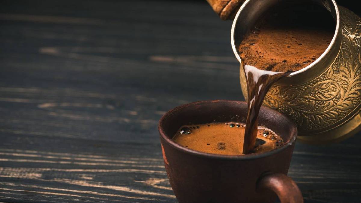 Türk kahvesini köpük köpük köpürten basit yöntem! Tiryakiler bunu denesin