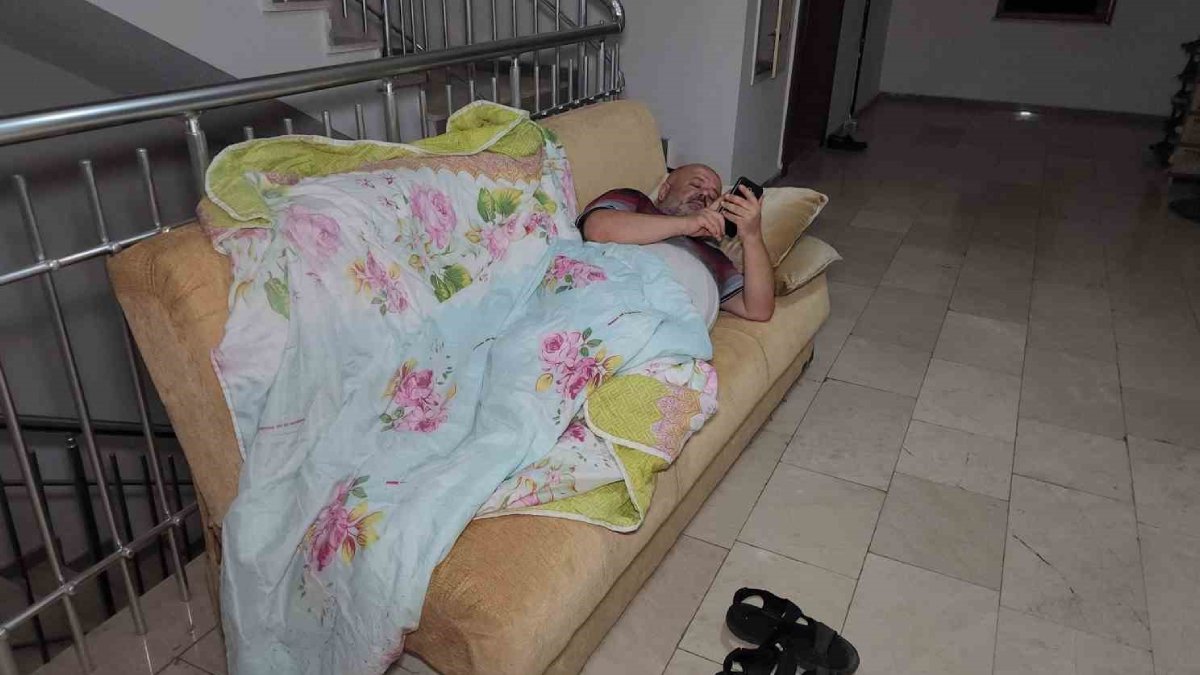 Mağdur bu kez ev sahibi: Kiracısının kapısının önünde yatıyor