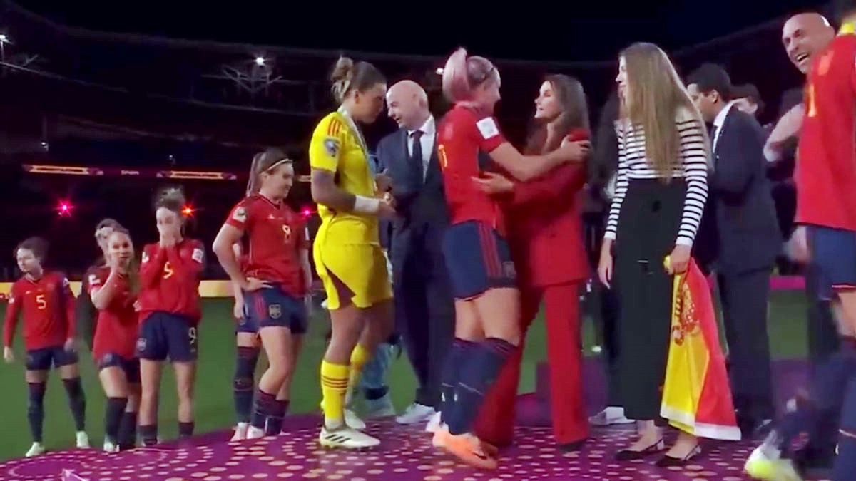 Kupa töreninde kadın futbolcuya taciz! Herkesin gözü önünde...