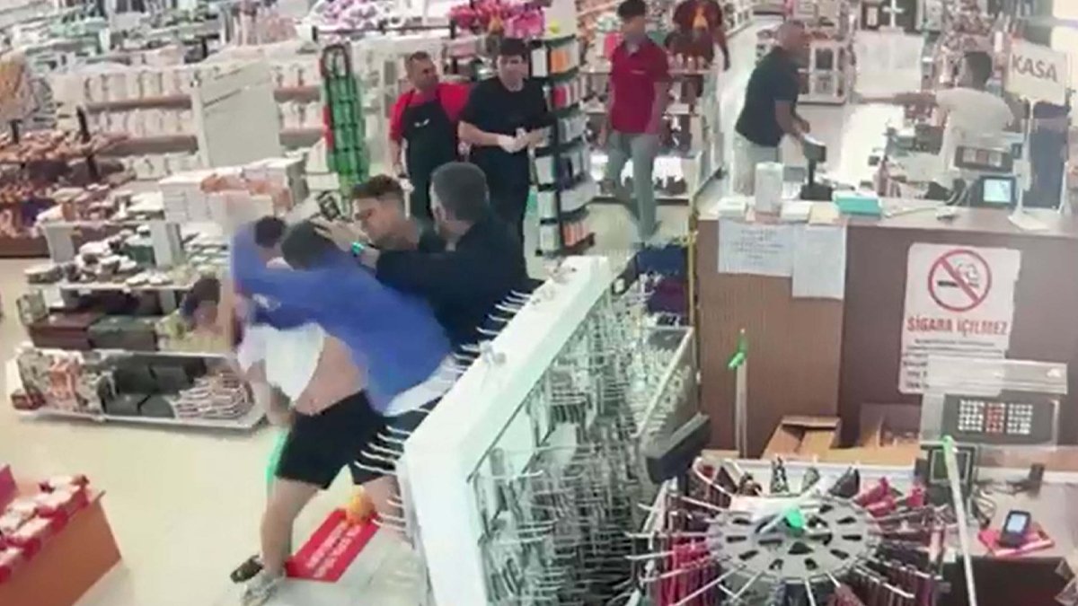 Dinlenme tesisinde 'ücretsiz yemek' kavgası:  6 kişi yaralandı, 20 kişi gözaltına alındı