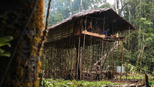 Hırsızları ateşte pişirip afiyetle yiyorlar! Taş Devri’nden kalma cezalar… Oraya yolunuz düşmesin