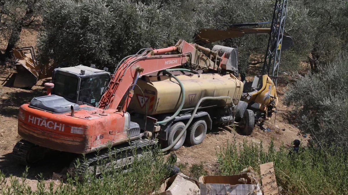 Deprem bölgesinde bir su tankeri şarampole devrildi: 2 ölü
