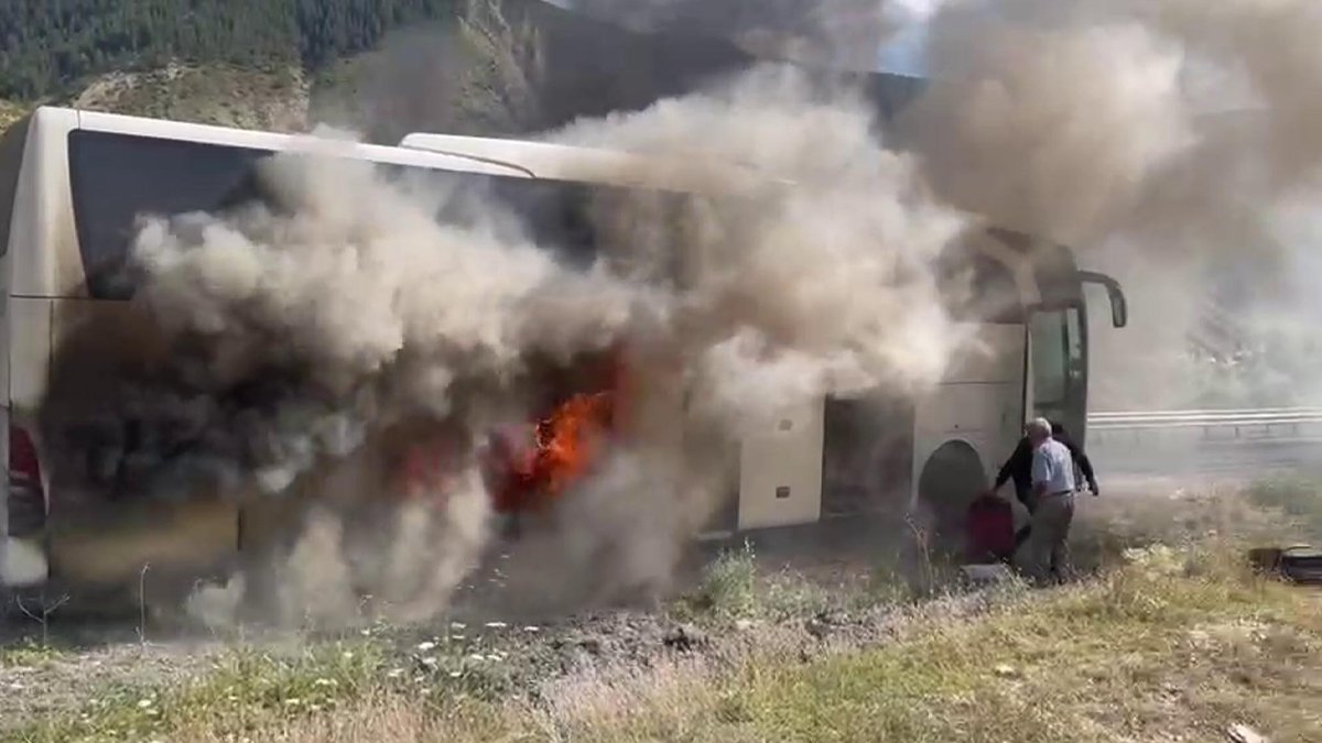 Erzurum'da seyir halindeki otobüs alev aldı: Yolcuları şoför tahliye etti