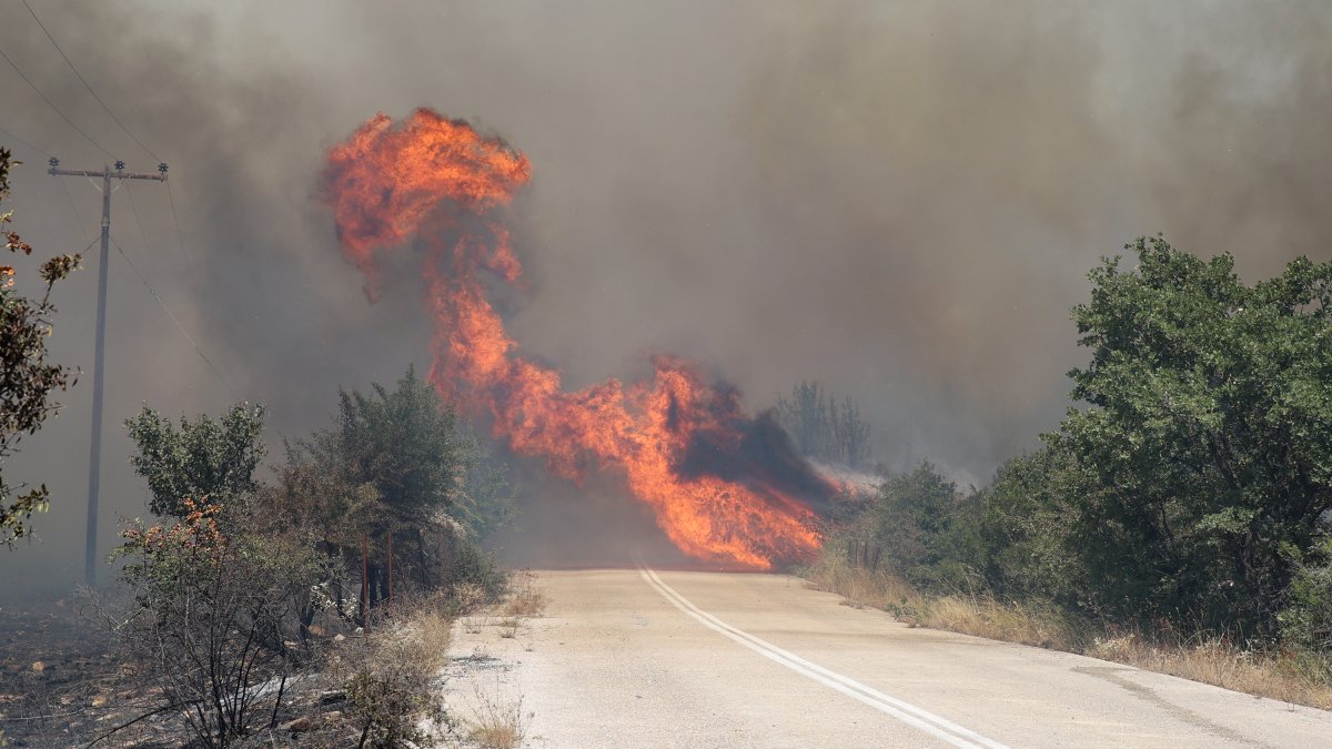 Yunanistan'da devam eden yangın Türk köylerine sıçradı
