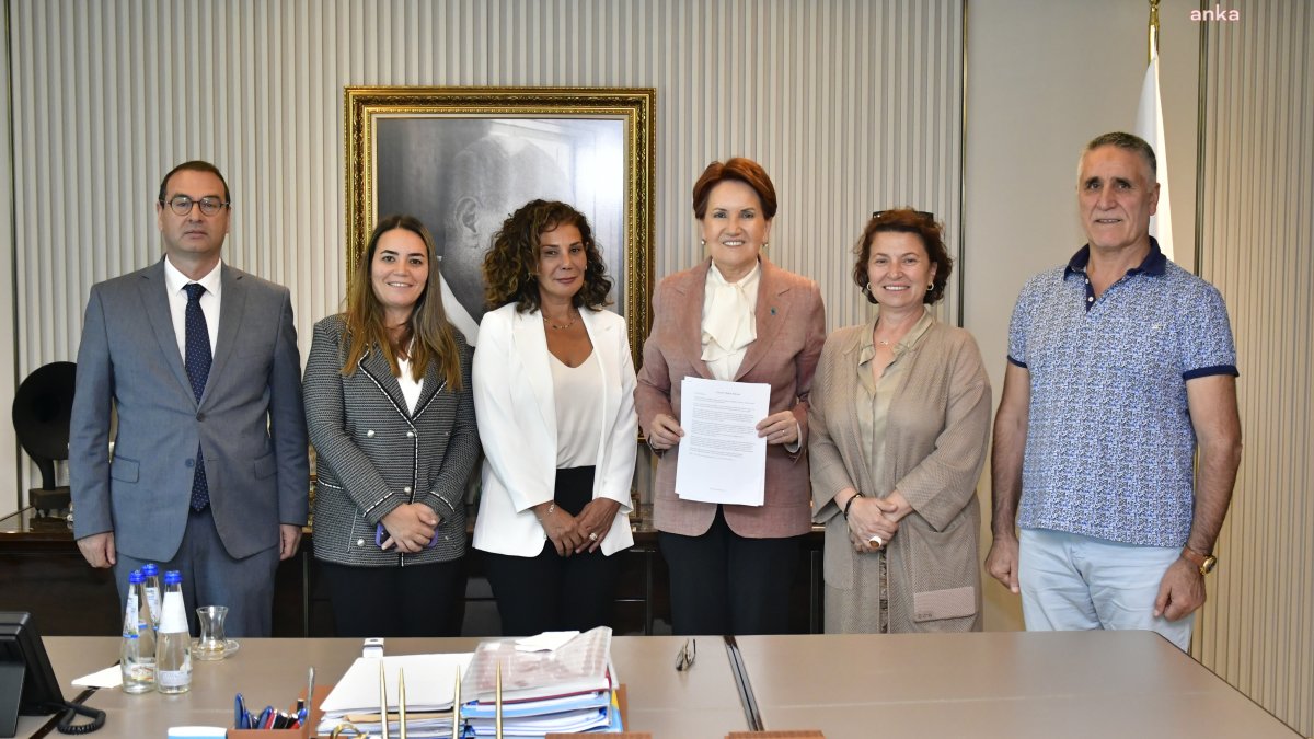 Akşener Stockholm'de mahkemeye başvuran partililerle görüştü