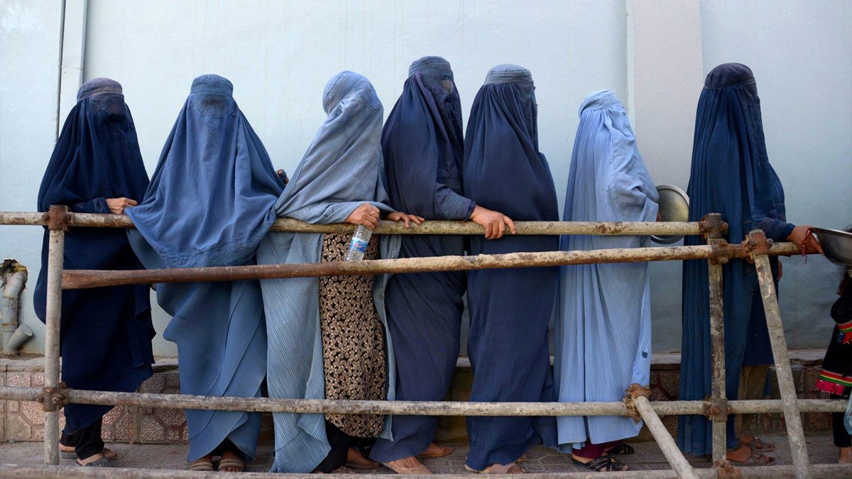 Taliban'dan yurt dışında üniversite eğitimine de veto: Okumak isteyen kadınları uçağa bindirmediler