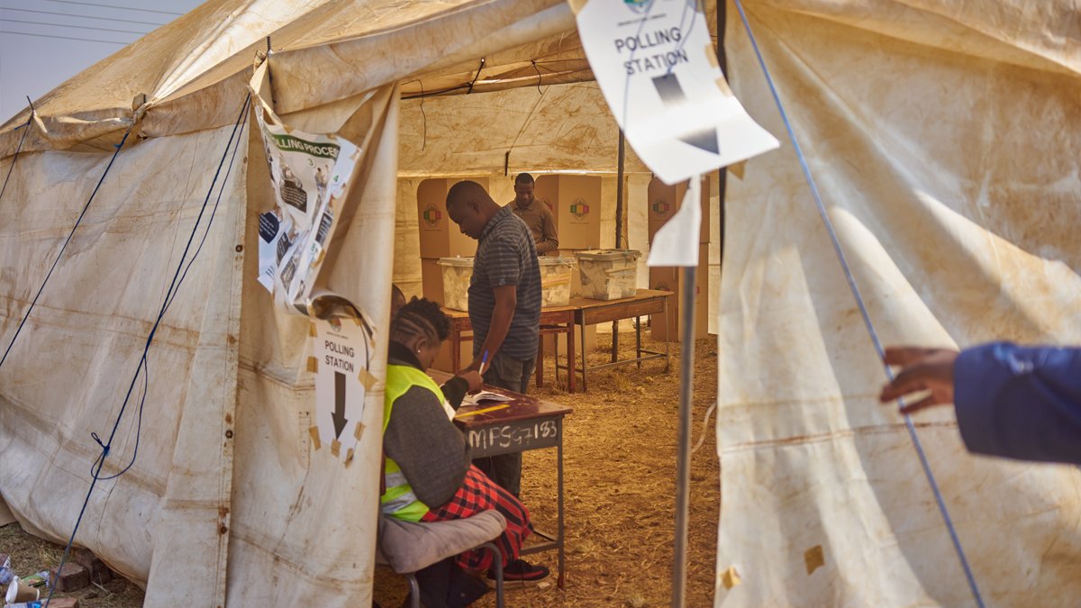 Zimbabve'de başkanlık seçimi ikinci güne uzatıldı