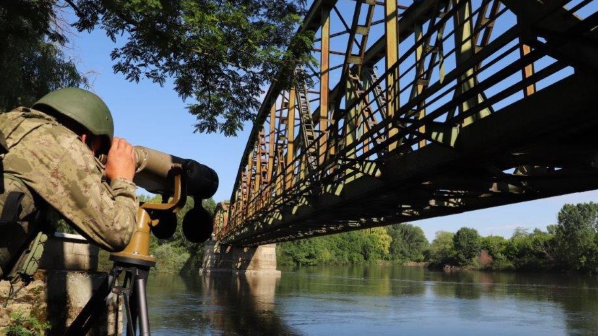 MSB: Sınırda 9'u terör örgütü mensubu 17 kişi yakalandı