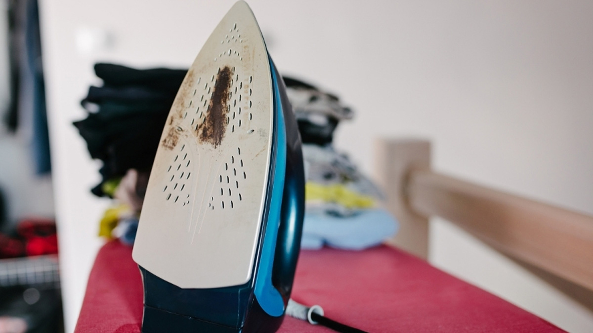 Kireç sökücü bile bu kadar etkili değil! Ütünüzdeki kireçleri yok ediyor... Tamircilerin gizlediği yöntem