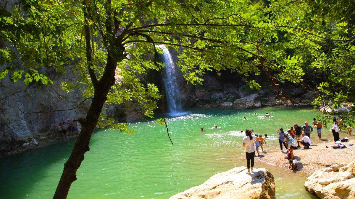 Türkiye'de saklı kalmış doğa harikası bir yer! Çam ormanlarının içinde kalabalıktan uzak... Arabasına atlayan oraya akın ediyor