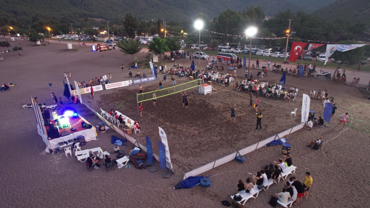 Adrasan Turizm Şenliği Plaj Voleybolu Turnuvası şampiyonluk kutlaması