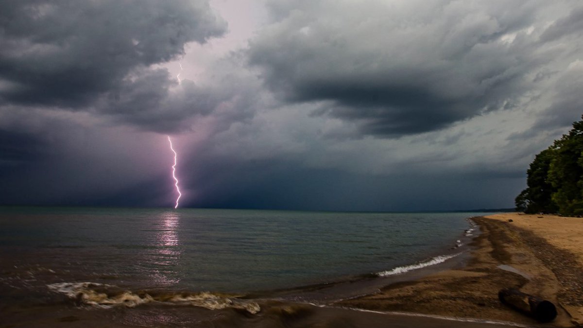 ABD'de şiddetli fırtına 5 can aldı: Evlerin çatıları uçtu, ağaçlar ve elektrik direkleri devrildi