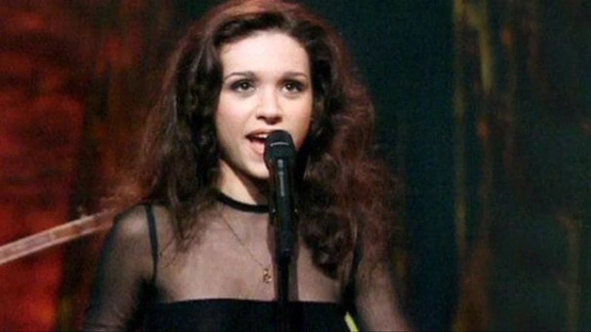 Eurovision’da 3. olmuştu! Köyde öğretmenlik yapıyor… Hem güzelliği hem sesi dillere destandı